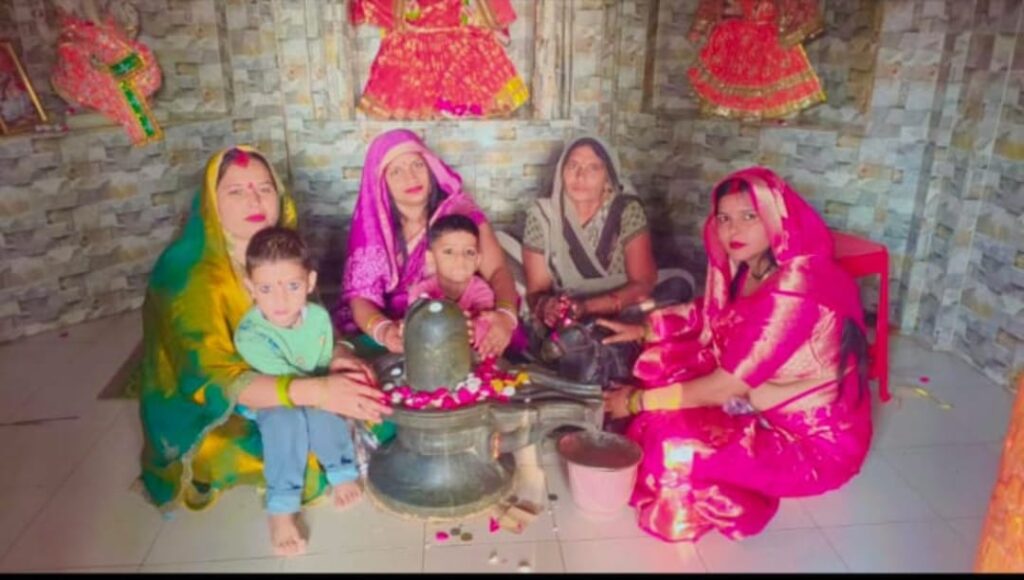 भीमसेन मंदिर में पूजा करती महिलाएं